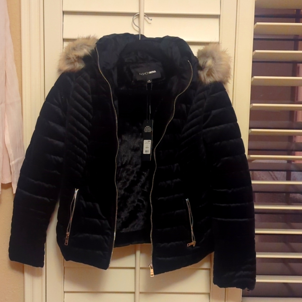 Gorgeous Jacket !! Velvet texture on outside Faux fur on Inside !!! New 🆕